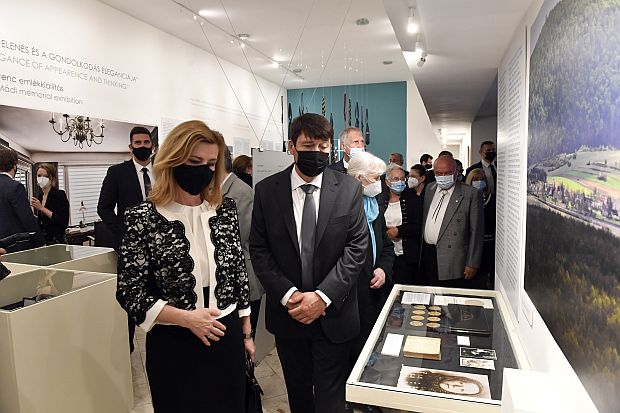 A képen: Áder János és felesége, Herczegh Anita megtekinti a Nemzeti Emlékezet Múzeumában rendezett „A megjelenés és a gondolkodás eleganciája” című Mádl Ferenc-emlékkiállítást.