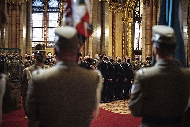 Áder János köztársasági elnök részt vett a Magyar Honvédség parancsnoksága parancsnoki beosztásának átadás-átvételi ünnepségén az Országház Kupolacsarnokában.
