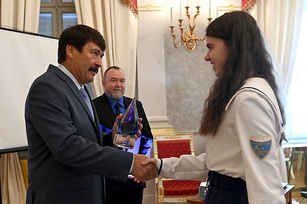 A képen: Áder János köztársasági elnök átadja az első díjat Kovács Emíliának, a Stockholmi Ifjúsági Vízdíj 2021 verseny magyarországi győztesének, a Kisvárdai Bessenyei György Gimnázium és Kollégium diákjának.