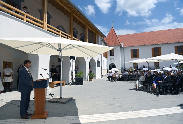 Áder János köztársasági elnök Borsiban Zuzana Čaputová szlovák köztársasági elnök társaságában részt vett és beszédet mondott a felújított Rákóczi Várkastély megnyitó ünnepségén.