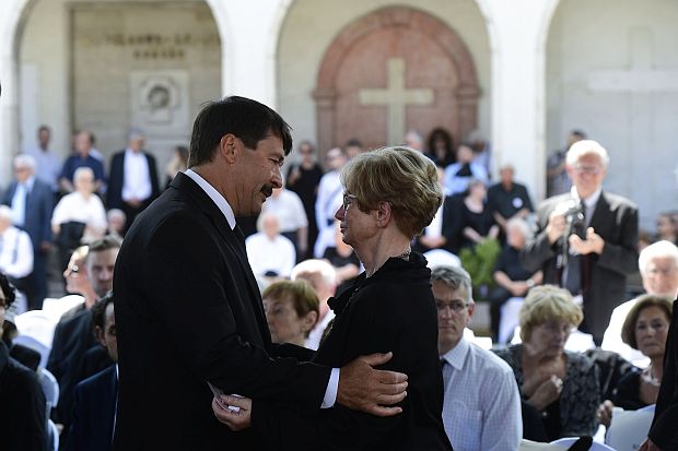 A képen: Rubovszky Éva, Jankovics Marcell özvegye fogadja Áder János részvétnyilvánítását a temetésen.