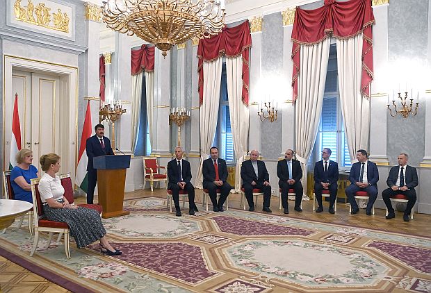Áder János köztársasági elnök és felesége, Herczegh Anita sajtótájékoztatót tartott a Sándor-palotában a koronavírus járvány miatt árván maradt gyermekeket támogató Regőczi István Alapítvány és a Karitatív Tanács tagszervezetei együttműködési megállapodásának megkötéséről.