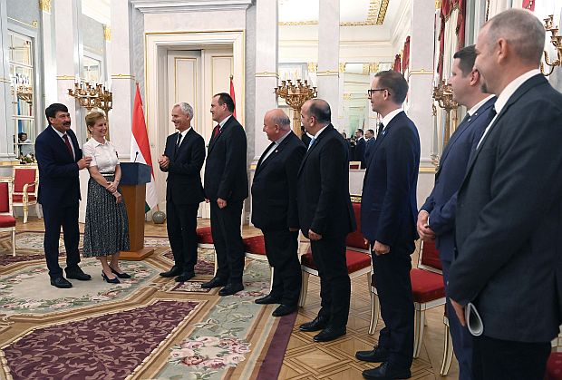 Áder János köztársasági elnök és felesége, Herczegh Anita sajtótájékoztatót tartott a Sándor-palotában a koronavírus járvány miatt árván maradt gyermekeket támogató Regőczi István Alapítvány és a Karitatív Tanács tagszervezetei együttműködési megállapodásának megkötéséről.