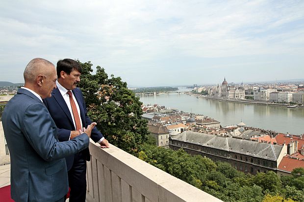 A képen: Áder János és Ilir Meta a Sándor-palota teraszán.
