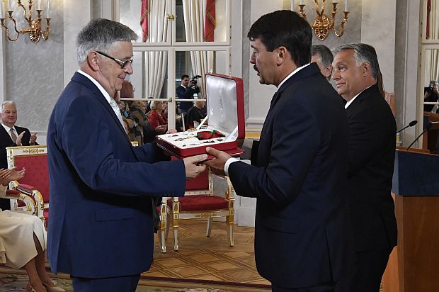 A képen: Áder János átadja a Magyar Szent István Rend kitüntetést Lovász Lászlónak.