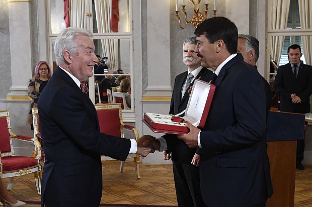 A képen: Áder János átadja a Magyar Szent István Rend kitüntetést Vizi E. Szilveszternek.