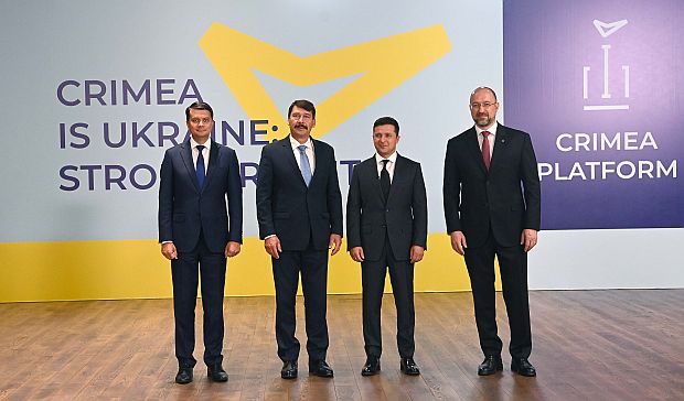 A képen: Áder János Volodimir Zelenszkij ukrán elnök, Denisz Smihal ukrán miniszterelnök és Dmitro Razumkov, az ukrán parlament elnöke társaságában megnyitó csúcsértekezleten.