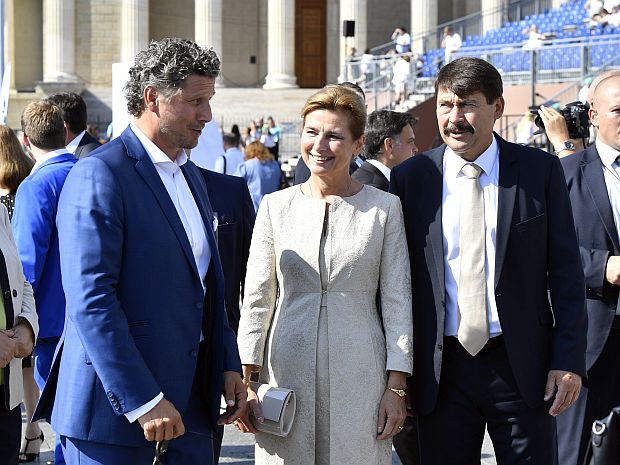 A képen: Áder János és Herczegh Anita Rákász Gergely orgonaművésszel beszélget a szentmise előtt.
