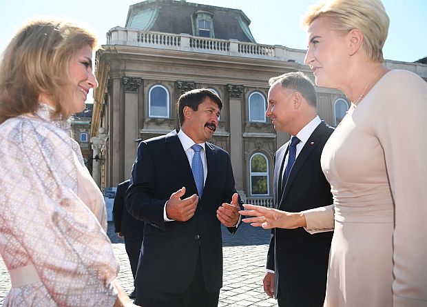 A képen: Áder János és felesége, Herczegh Anita Andrzej Dudával és feleségével, Agata Kornhauser-Dudával beszélget a Szent György téren.