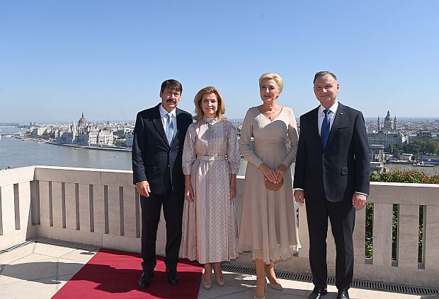 A képen: Áder János és felesége, Herczegh Anita, valamint Andrzej Duda és felesége, Agata Kornhauser-Duda a Sándor-palota teraszán.