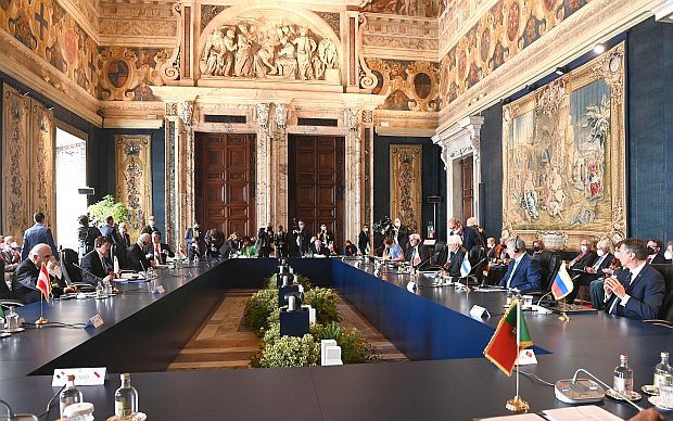 A képen: az államfők tanácskozása a római Quirinale elnöki palotában.