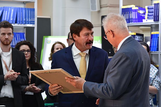 A képen: Áder János emléklapot vesz át Trócsányi Lászlótól, a Magyar Jogász Egylet elnökétől.