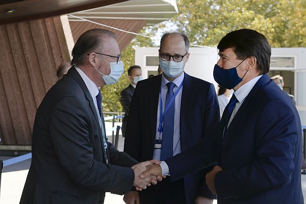 A képen: Áder János köztársasági elnököt Rik Daems, az Európa Tanács Parlamenti Közgyűlése elnöke fogadja az Európa Tanács épületénél.