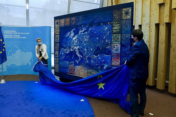 Áder János átadta a magyar kormány által az Európa Tanácsnak ajándékozott műalkotást, az „Európa fényei” című kárpitot Marija Pejčinović Burićnak, az Európa Tanács főtitkárának.