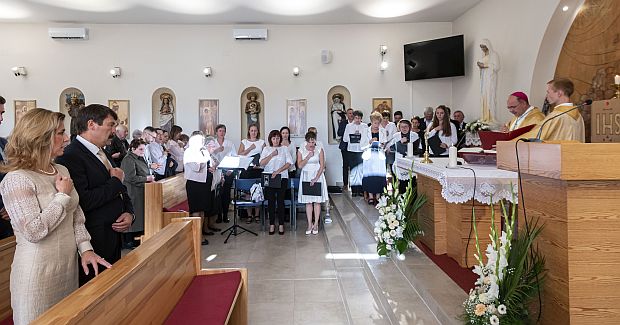 Áder János köztársasági elnök és felesége, Herczegh Anita részt vett a váci Regőczi-kápolna ünnepi szentmiséjén.