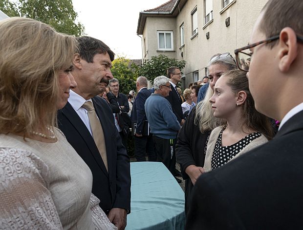 A képen: Áder János és Herczegh Anita a Regőczi Alapítvány támogatottjaival, Kármán Kristóffal és Galántai Jázminnal beszélget a Regőczi-kápolna ünnepi szentmiséje után.