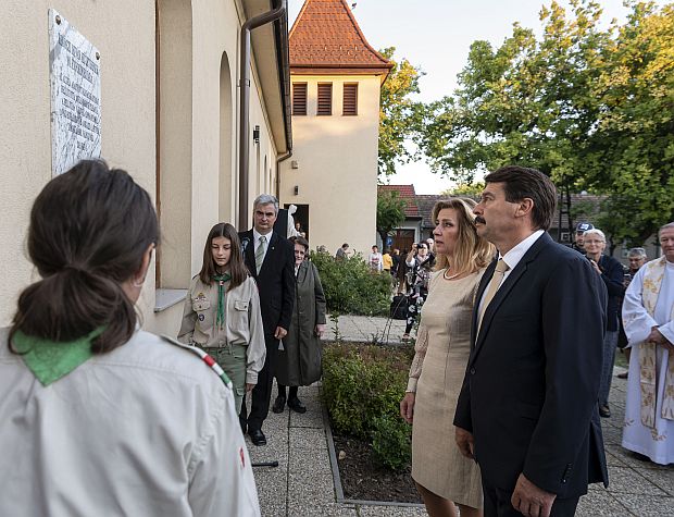 Áder János és Herczegh Anita megkoszorúzta Regőczi István emléktábláját.