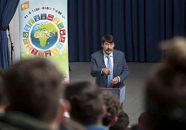 Áder János köztársasági elnök a klímaváltozással kapcsolatos előadást tartott a budakeszi Prohászka Ottokár Katolikus Gimnázium diákjainak.