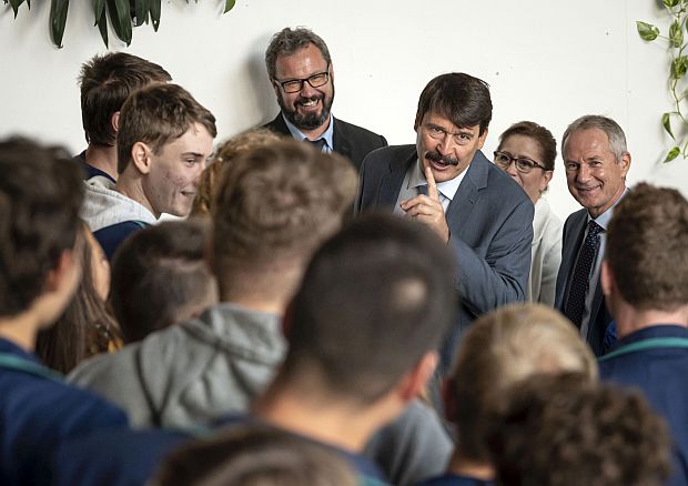 Áder János köztársasági elnök a klímaváltozással kapcsolatos előadást tartott a budakeszi Prohászka Ottokár Katolikus Gimnázium diákjainak.