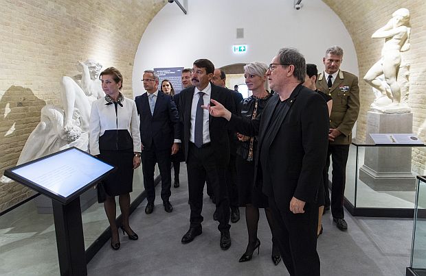 A képen: Baán László, a Szépművészeti Múzeum főigazgatója, a Liget Budapest Projekt miniszteri biztosa bemutatja a Csillagerődben rendezett kiállítást Áder Jánosnak és Herczegh Anitának.