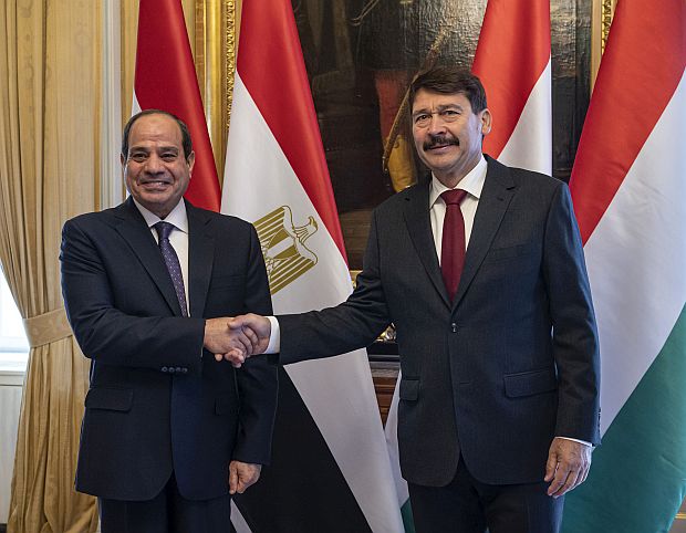 Áder János köztársasági elnök hivatalos látogatáson fogadta Abdel Fattah Al Sisit, az Egyiptomi Arab Köztársaság elnökét a Sándor-palotában.