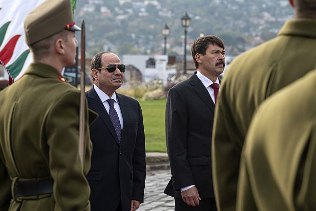 A képen: Áder János és Abdel Fattah Al Sisi a Szent György téren rendezett ünnepélyes fogadtatáson.