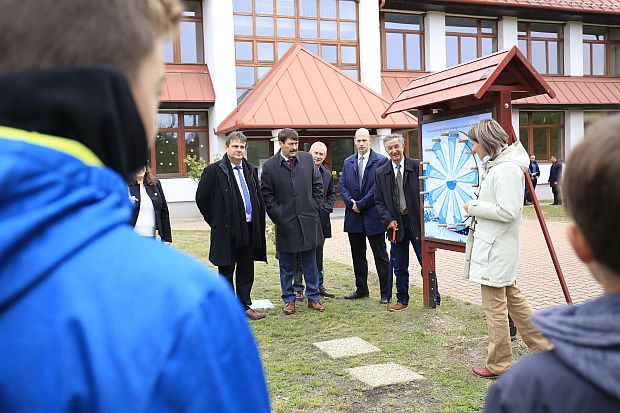 A képen: Áder János és Gál Lajos a Kárpáti János Általános Iskola és Alapfokú Művészeti Iskola udvarán.