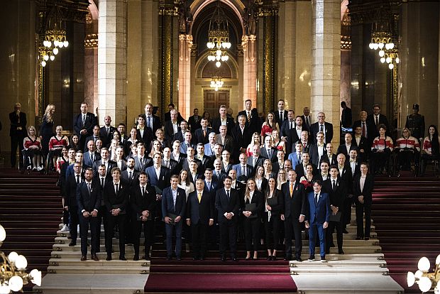 Áder János köztársasági elnök Orbán Viktor miniszterelnök társaságában állami kitüntetéseket adott át a Tokióban megrendezett XXXII. Nyári Olimpiai Játékokon és a XVI. Nyári Paralimpiai Játékokon eredményes sportolóknak és sportszakembereknek.