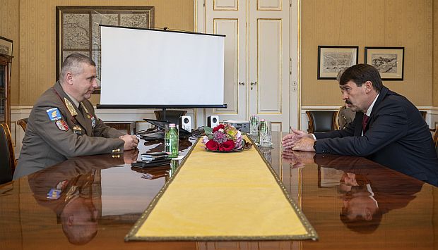 Áder János köztársasági elnök fogadta Ruszin-Szendi Romulusz vezérőrnagyot, a Magyar Honvédség parancsnokát a Sándor-palotában.