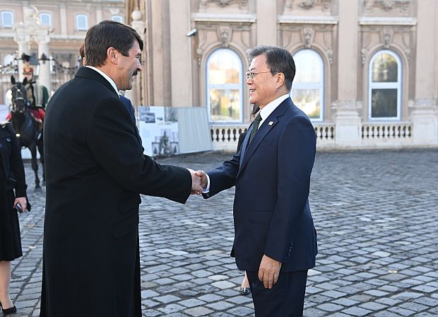 Áder János köztársasági elnök hivatalos látogatáson fogadta Moon Jae-Int, a Koreai Köztársaság elnökét a Sándor-palotában.