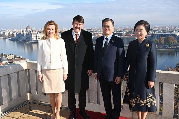 A képen: Áder János és felesége, Herczegh Anita, valamint Moon Jae-In és felesége, Kim Jung Sook a Sándor-palota teraszán.