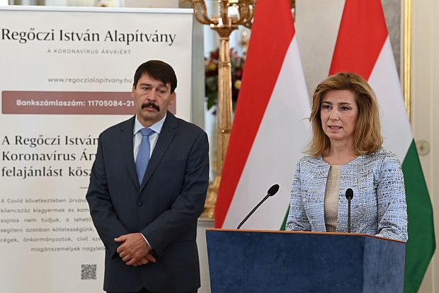 Áder János köztársasági elnök és felesége, Herczegh Anita – Nagy Tímea és Szilágyi Áron olimpiai bajnok vívók, az MTVA Jónak lenni jó! című produkciójának jószolgálati nagykövetei és Siklósi Beatrix, a Kossuth Rádió csatornaigazgatója társaságában – sajtótájékoztatót tartott a Sándor-palotában.