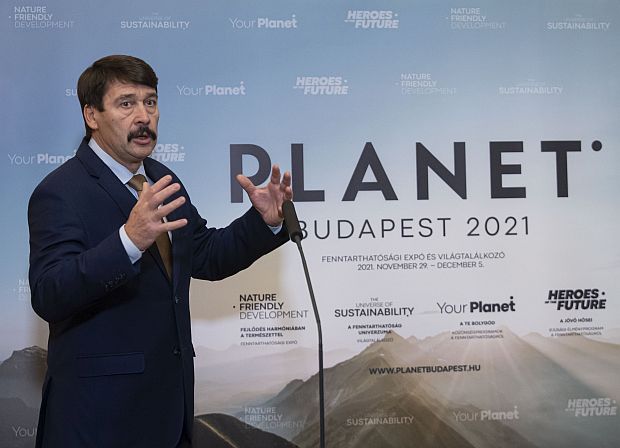 Áder János köztársasági elnök ünnepélyes keretek között forgalomba bocsátotta a Magyar Posta a Planet Budapest 2021 Fenntarthatósági Expó és Világtalálkozó alkalmából kibocsátott egyedi bélyegét a Sándor-palotában.
