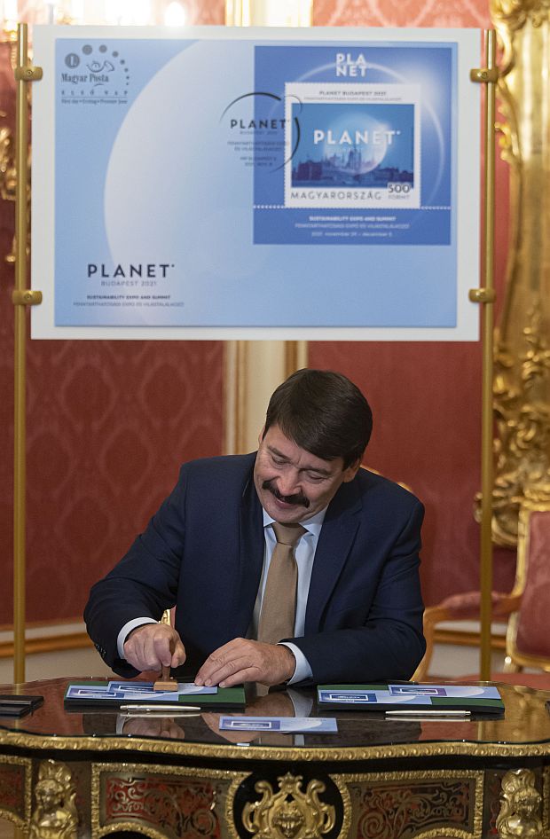 Áder János köztársasági elnök ünnepélyes keretek között forgalomba bocsátotta a Magyar Posta a Planet Budapest 2021 Fenntarthatósági Expó és Világtalálkozó alkalmából kibocsátott egyedi bélyegét a Sándor-palotában.