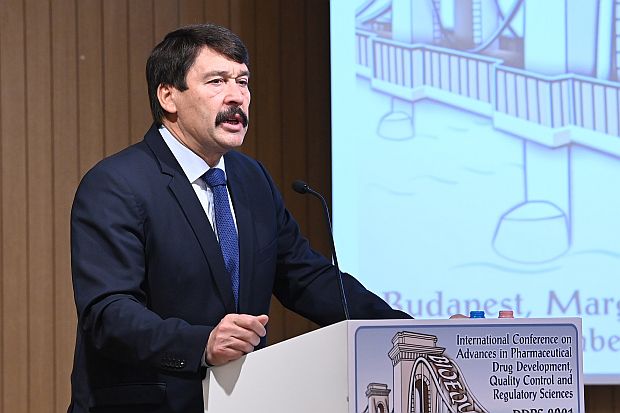 Áder János köztársasági elnök beszédet mondott a DDRS 2021 – Nemzetközi Gyógyszerkutatási Konferencia megnyitóján a margitszigeti Ensana Thermal Hotelben.