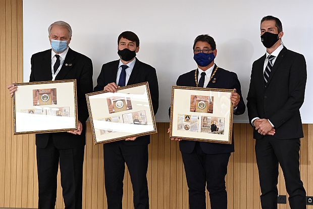 A képen: Áder János, Merkely Béla, Schamschula György, a Magyar Posta vezérigazgatója és Klebovich Imre, a konferencia elnöke a Magyar Posta által a Semmelweis Egyetem 250 éves jubileumára készült számozott emlékbélyeggel.