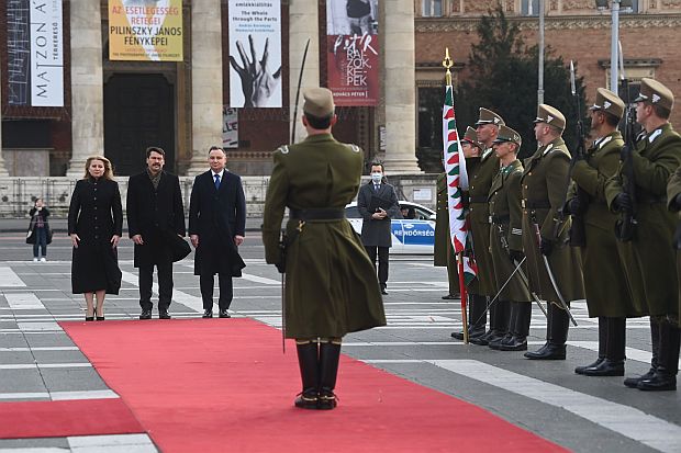A képen: Áder János magyar, Andrzej Duda lengyel és Zuzana Čaputová szlovák elnök a Hősök terén rendezett ünnepélyes fogadtatáson.