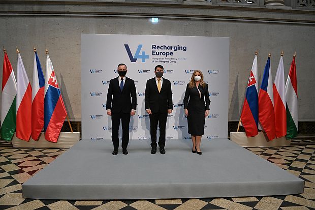A képen: Áder János magyar, Andrzej Duda lengyel és Zuzana Čaputová szlovák köztársasági elnök. Miloš Zeman cseh államfő betegsége miatt online vett részt a megbeszélésen.