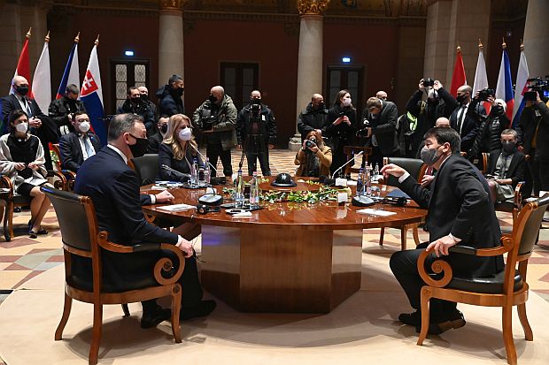 Az elnöki találkozó résztvevőinek plenáris tárgyalása a Szépművészeti Múzeumban.