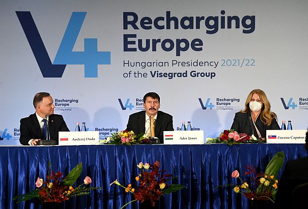 Áder János magyar, Andrzej Duda lengyel és Zuzana Čaputová szlovák elnök a megbeszélésüket követő sajtótájékoztatón