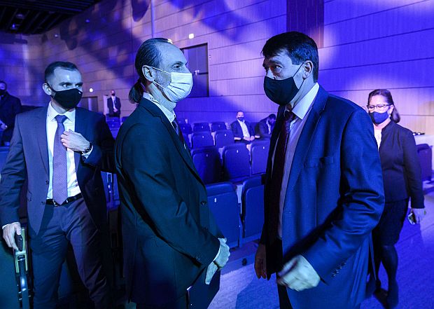 A képen: Áder János Kocsis Tiborral, a Dávid aranya című film rendezőjével beszélget a bemutatón.