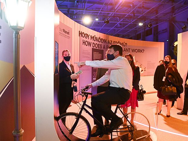 Áder János köztársasági elnök megtekintette a Planet 2021 Budapest rendezvény Your Planet című kiállítását.