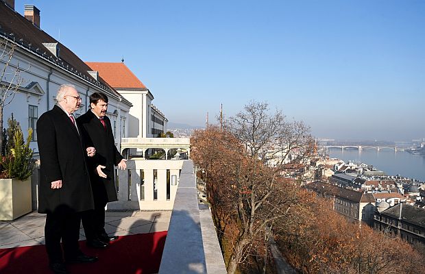 A képen: Áder János és Egils Levits a Sándor-palota teraszán.