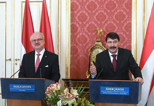 A képen: Áder János és Egils Levits a megbeszélésüket követő sajtótájékoztatón.