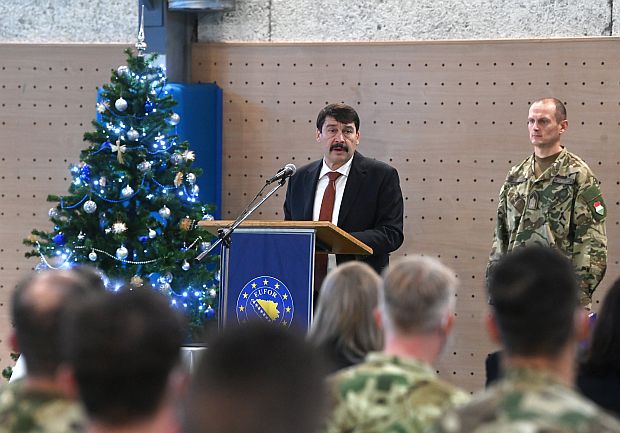 Áder János köztársasági elnök Bosznia-Hercegovinában a Butmir katonai táborban beszédet mondott a magyar kontingens állománygyűlésén.