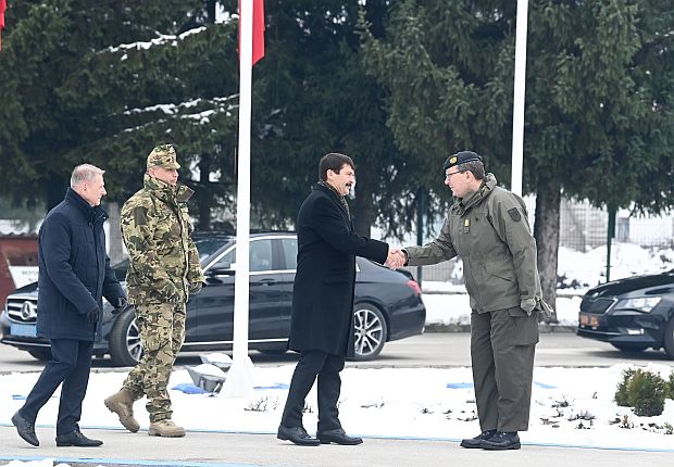A képen: Áder Jánost fogadja Alexander Platzer vezérőrnagy, az Európai Unió boszniai békefenntartó erőinek (EUFOR) parancsnoka a Butmir katonai táborban.