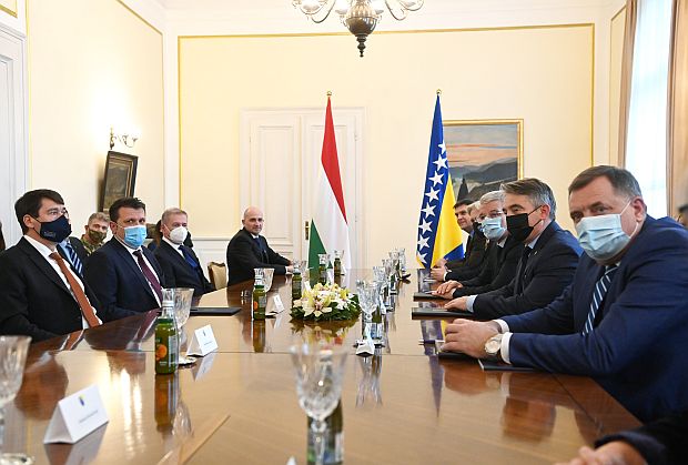 A háromtagú boszniai kollektív államelnökség tagjai, a bosnyák Šefik Džaferović, a horvát Željko Komšić és a szerb Milorad Dodik megbeszélést folytattak Áder Jánossal az államelnökség szarajevói épületében.