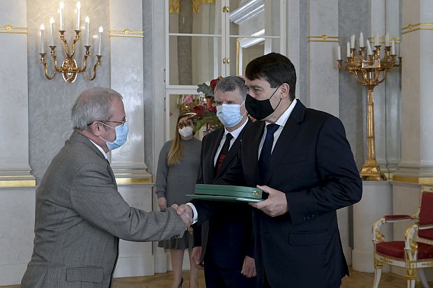 Áder János köztársasági elnök – Kövér László házelnök társaságában – átadta a Magyar Becsület Rend kitüntetést Hardi Richárd szemorvosnak a Sándor-palotában.