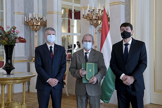 Áder János köztársasági elnök – Kövér László házelnök társaságában – átadta a Magyar Becsület Rend kitüntetést Hardi Richárd szemorvosnak a Sándor-palotában.