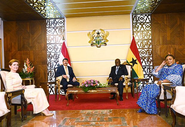 A képen: Nana Akufo-Addo ghánai elnök és felesége, Rebecca Akufo-Addo fogadja Áder János köztársasági elnököt és feleségét, Herczegh Anitát az accrai elnöki palotában.